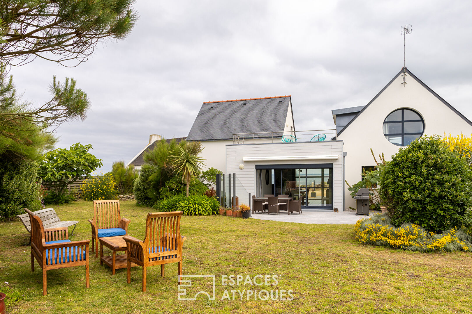 Maison contemporaine face à l’océan
