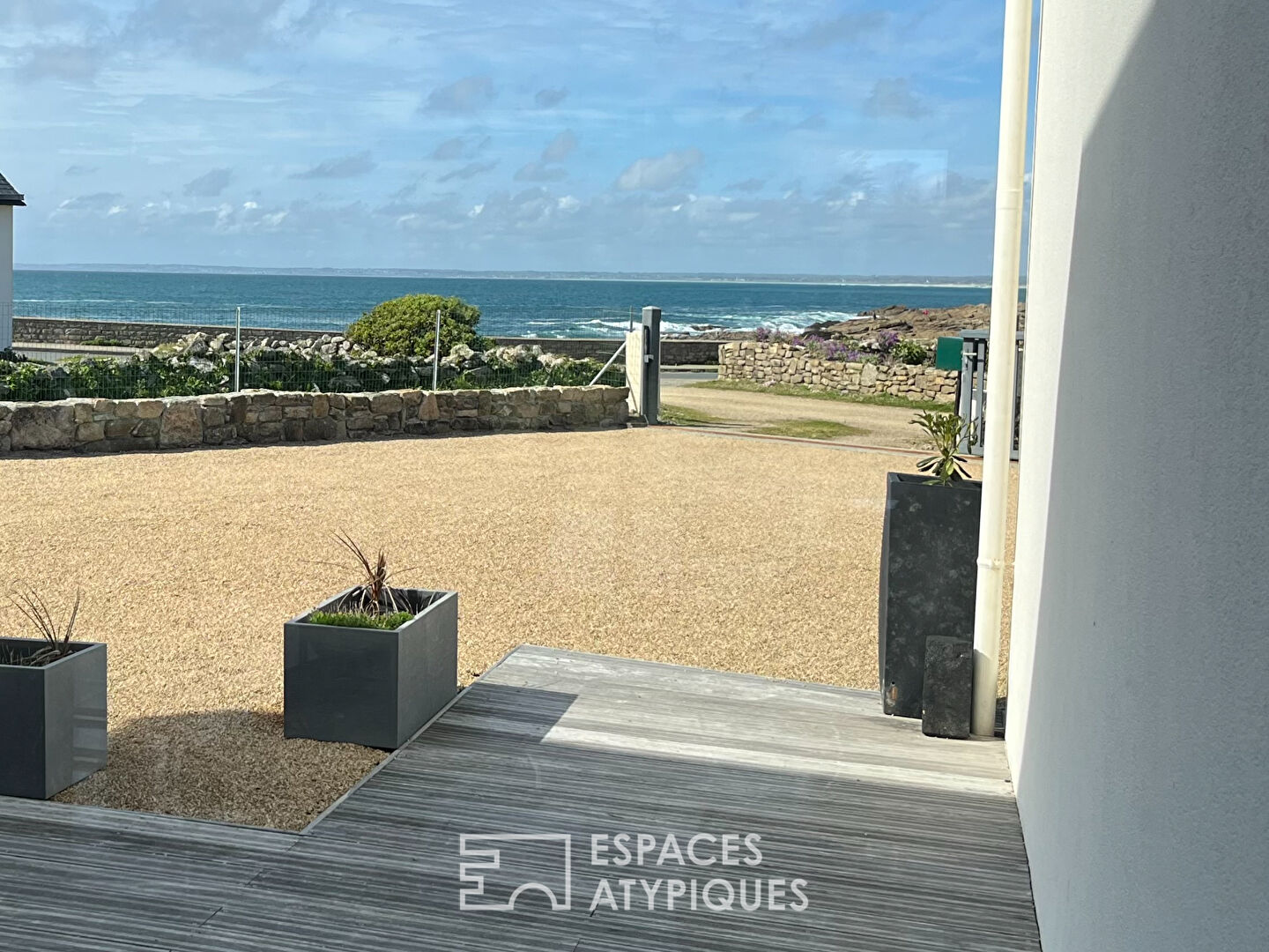 Maison contemporaine face à l’océan