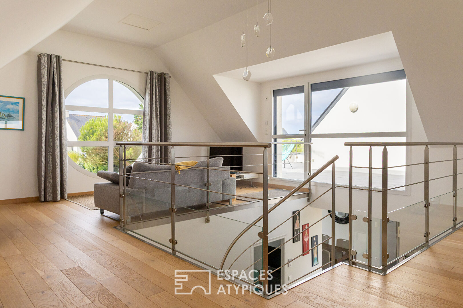 Maison contemporaine face à l’océan