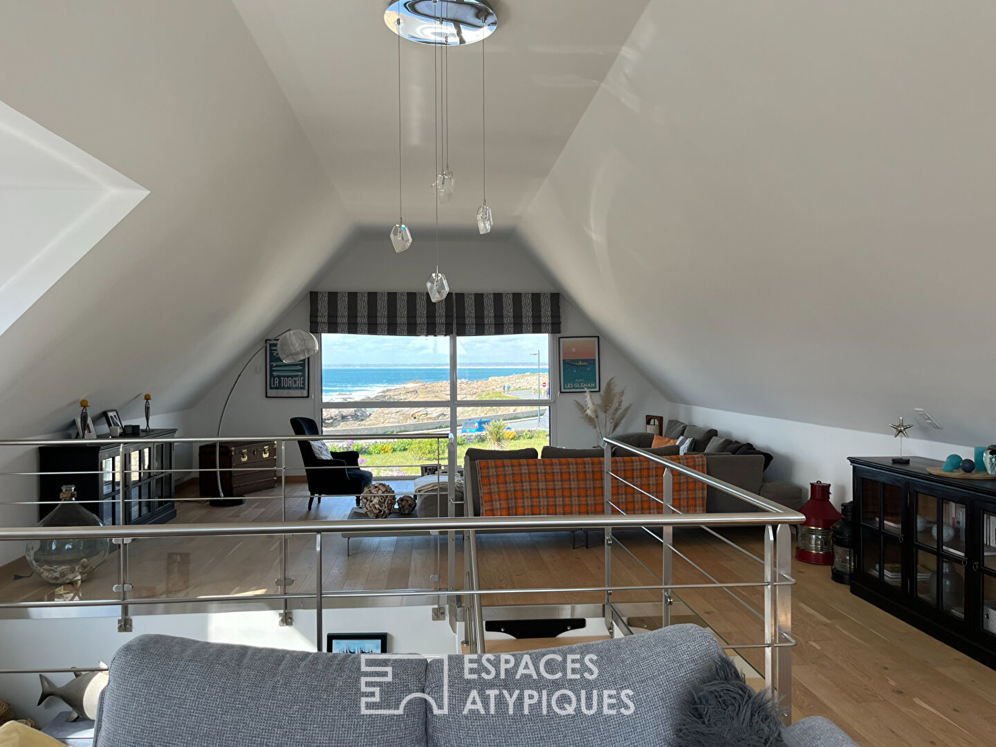 Maison contemporaine face à l’océan