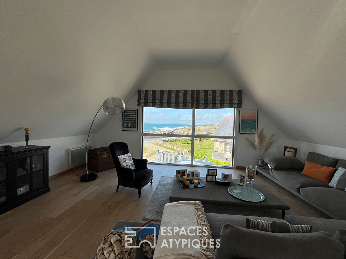 Maison contemporaine face à l’océan