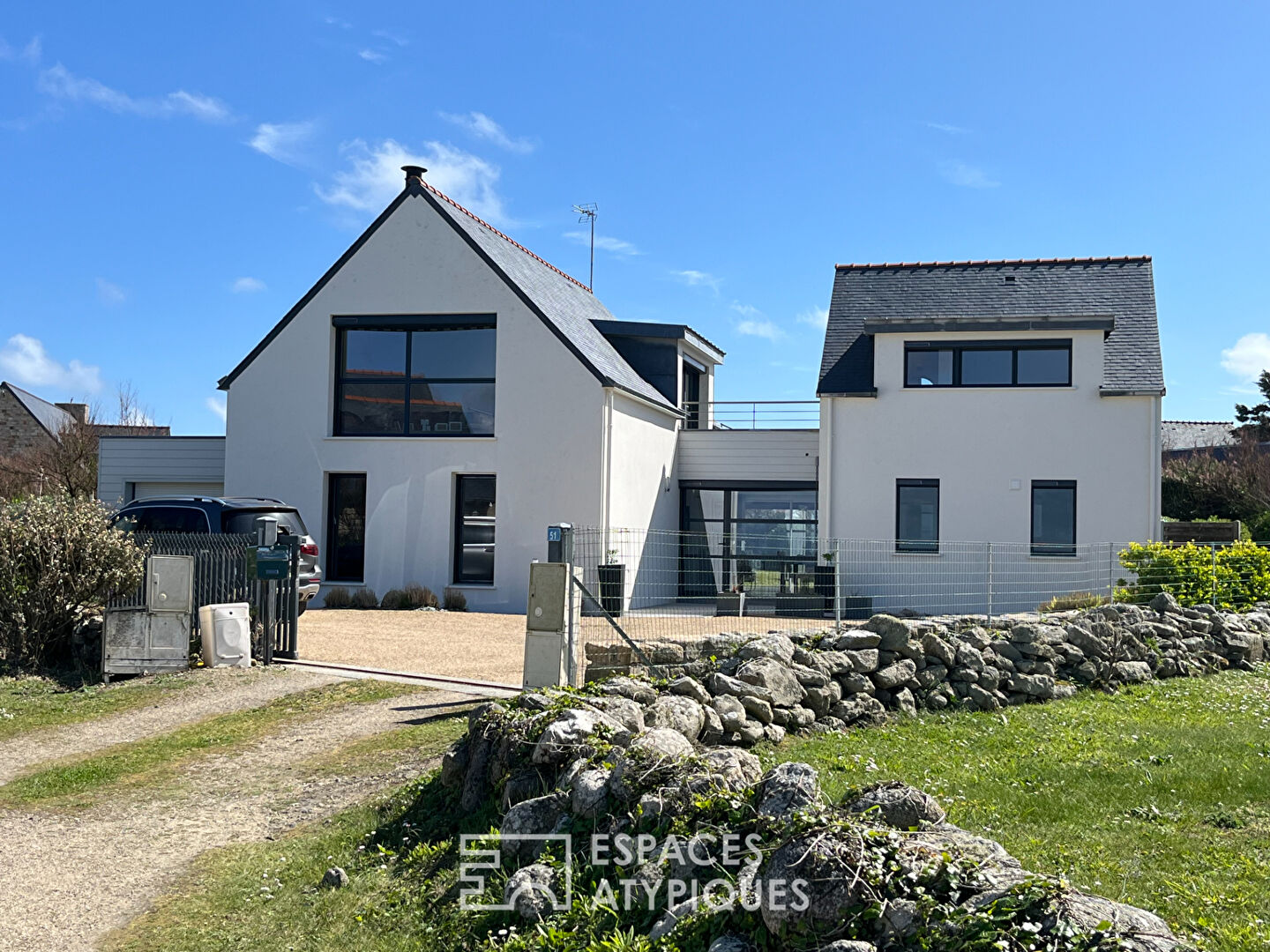 Maison contemporaine face à l’océan