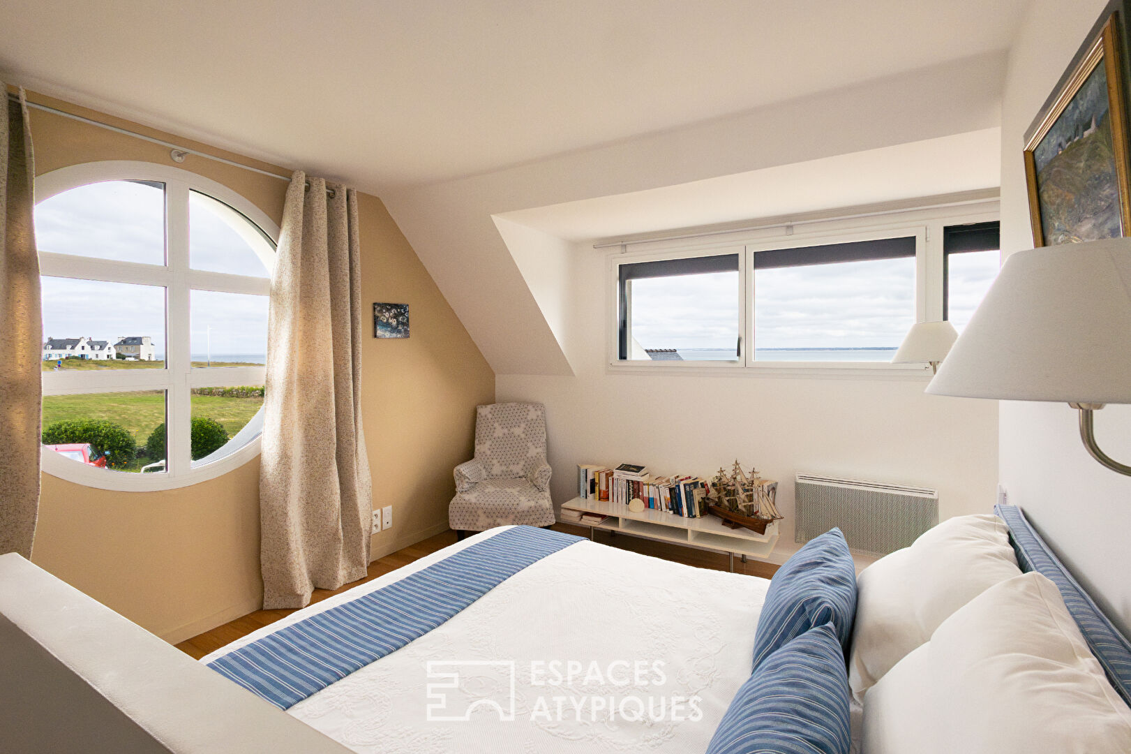 Maison contemporaine face à l’océan