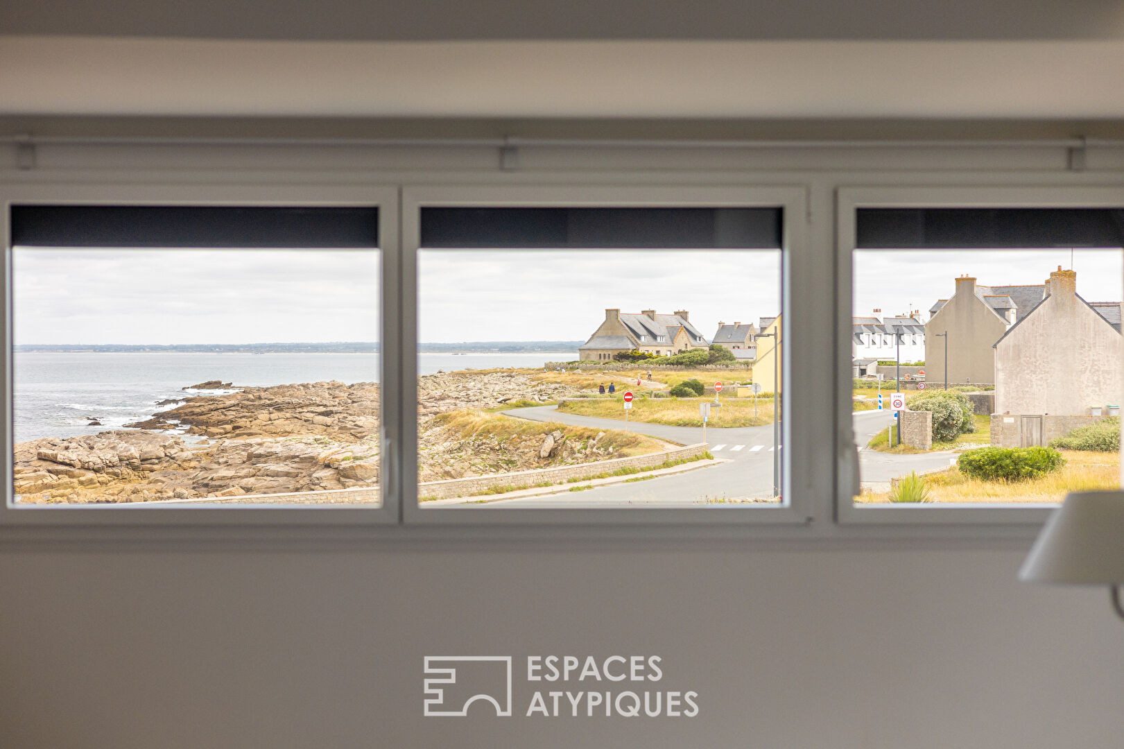 Maison contemporaine face à l’océan