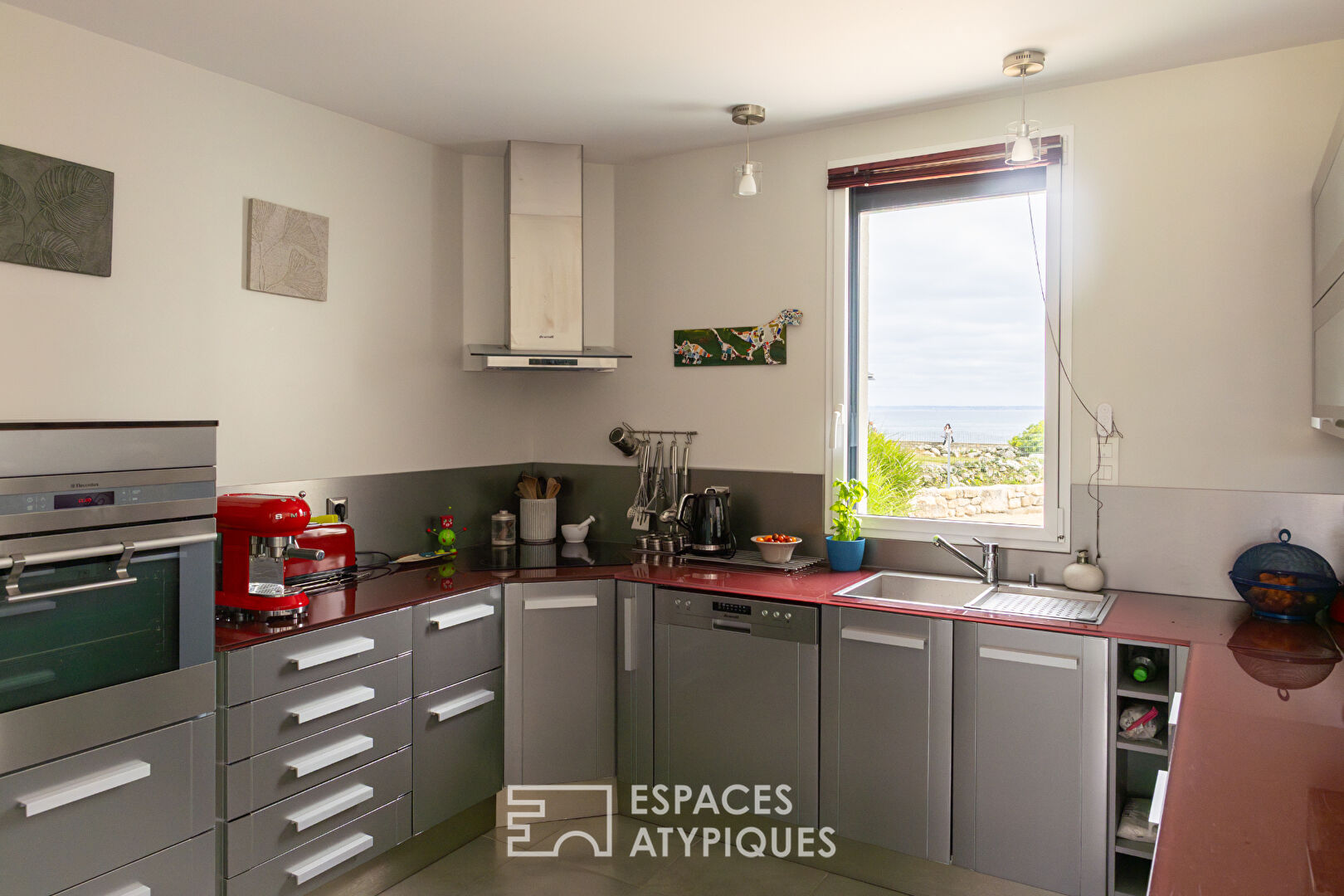 Maison contemporaine face à l’océan