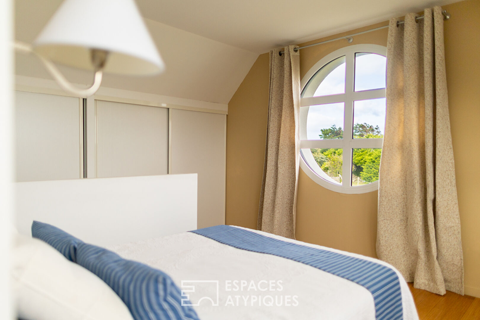 Maison contemporaine face à l’océan