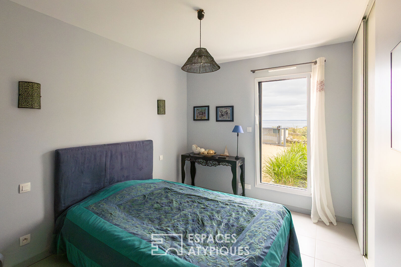 Maison contemporaine face à l’océan