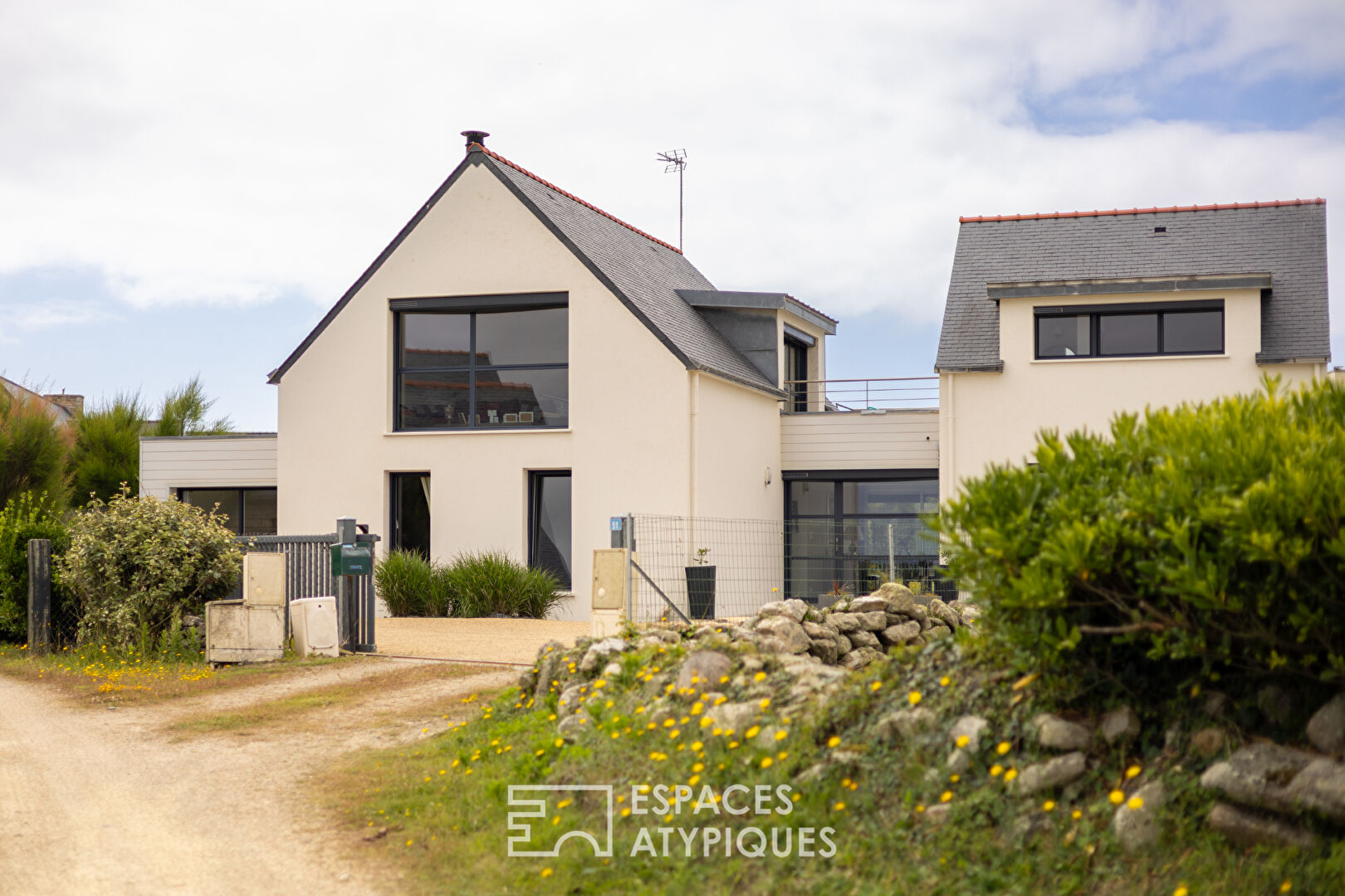 Maison contemporaine face à l’océan
