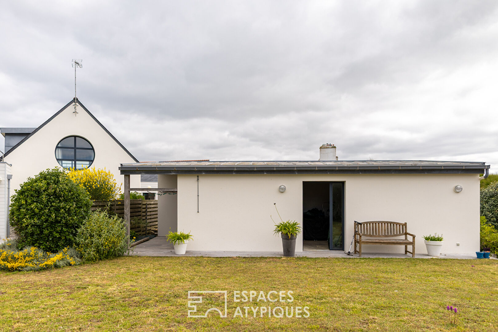Maison contemporaine face à l’océan