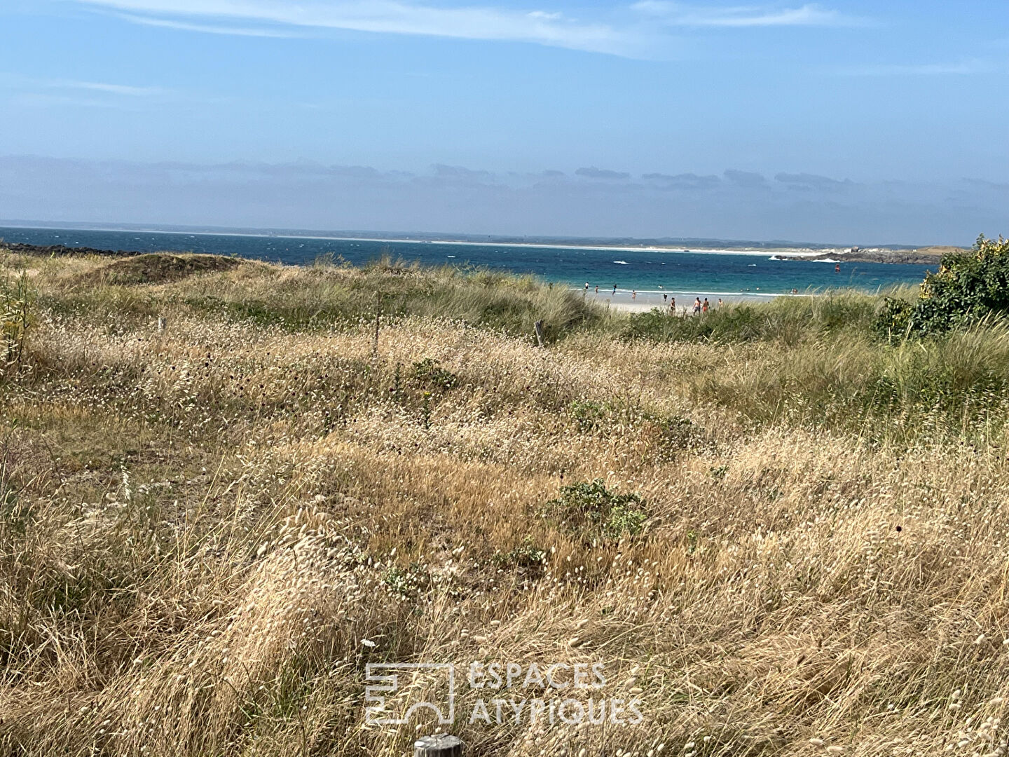 Maison contemporaine face à l’océan