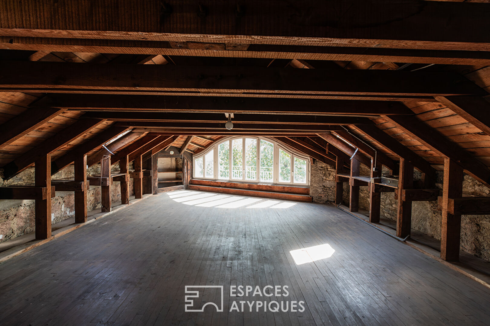 Charme d&rsquo;antan et potentiel rare au coeur du Triangle d&rsquo;Or