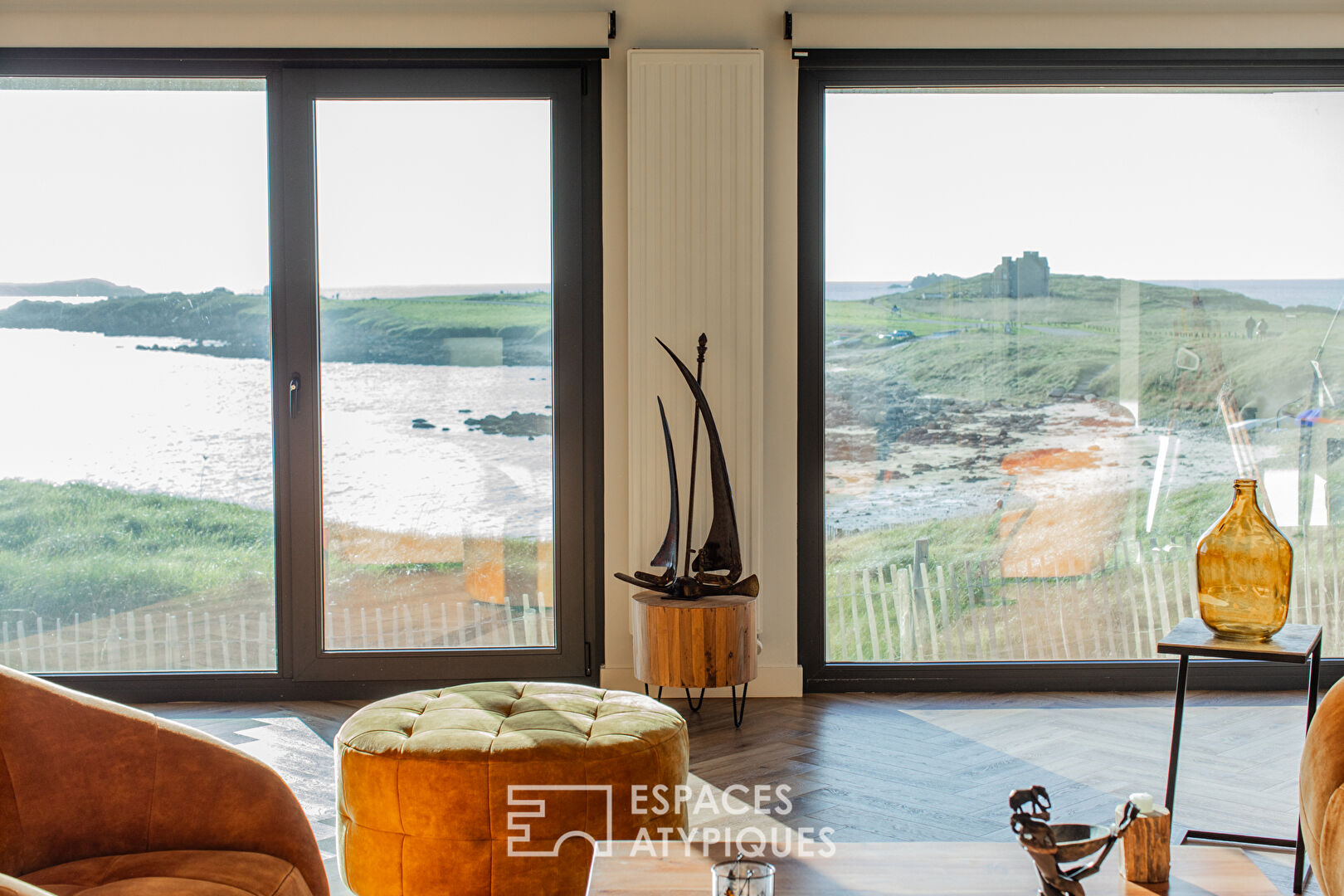 Bord de plage et esprit loft, un bien atypique face à la mer