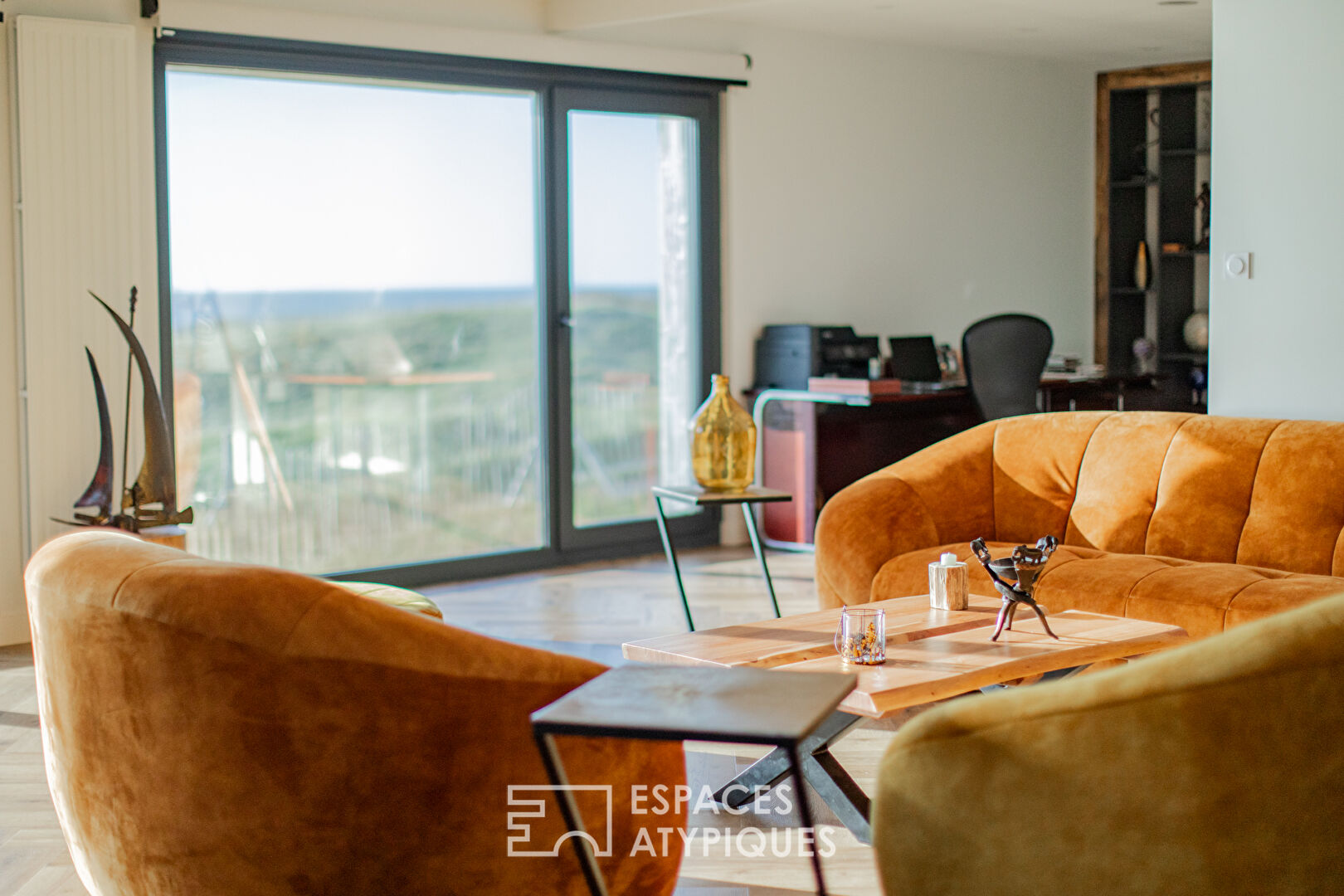 Bord de plage et esprit loft, un bien atypique face à la mer