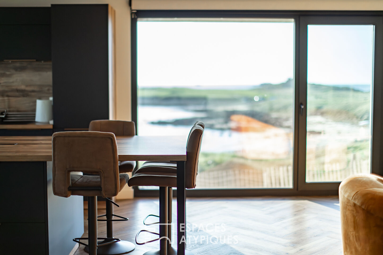 Bord de plage et esprit loft, un bien atypique face à la mer