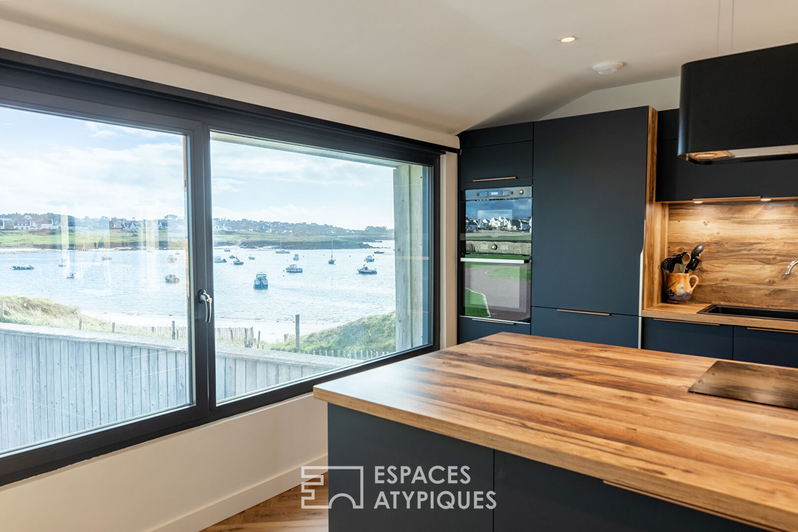 Bord de plage et esprit loft, un bien atypique face à la mer