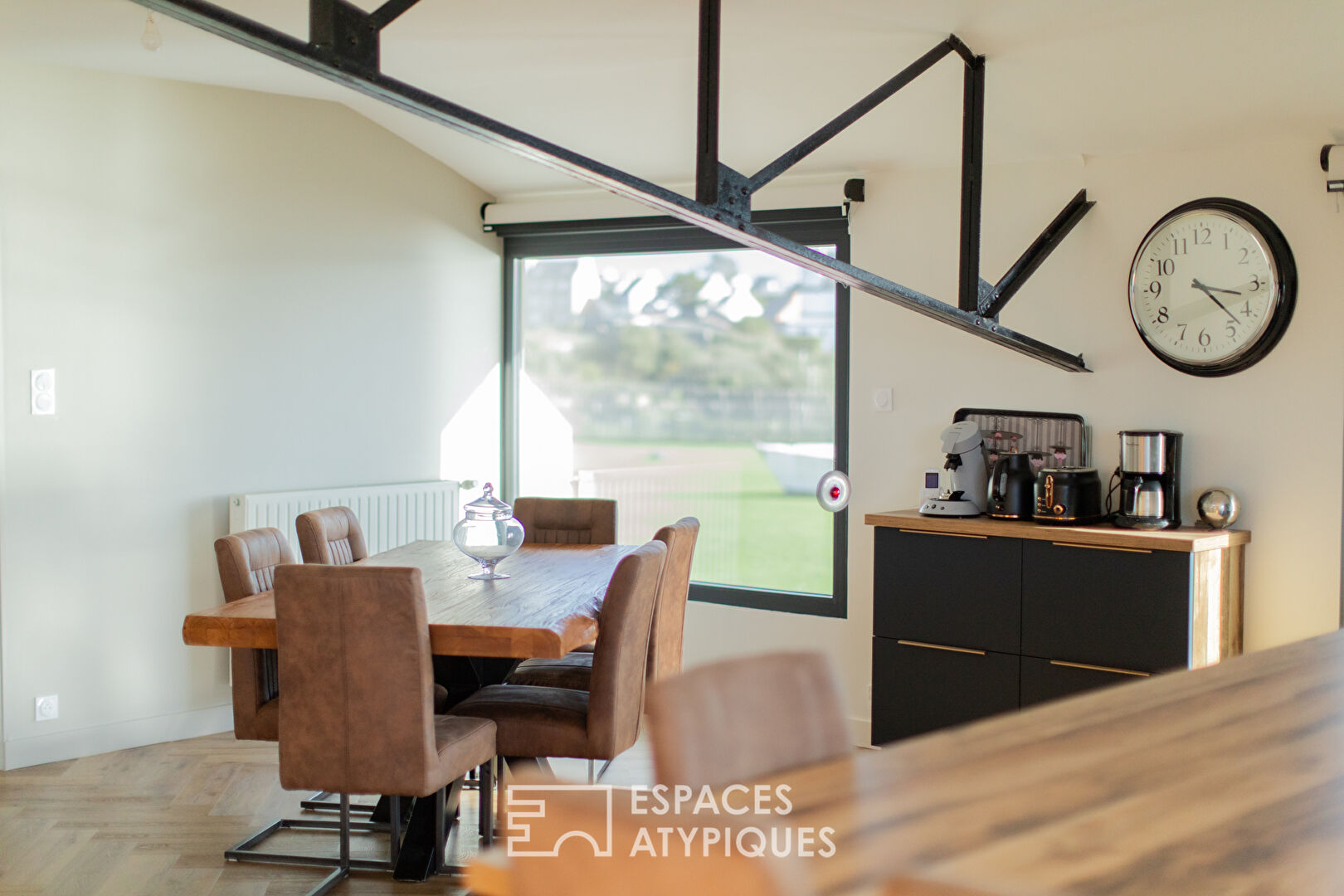 Bord de plage et esprit loft, un bien atypique face à la mer