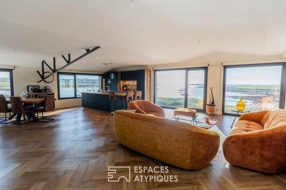 Bord de plage et esprit loft, un bien atypique face à la mer