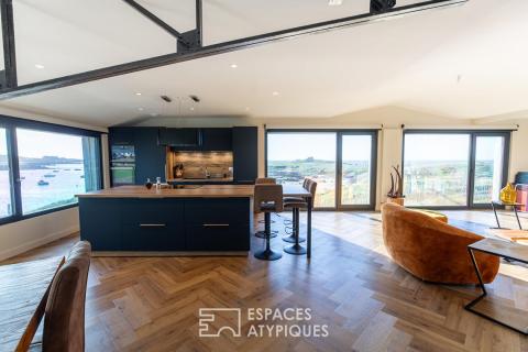 Bord de plage et esprit loft, un bien atypique face à la mer