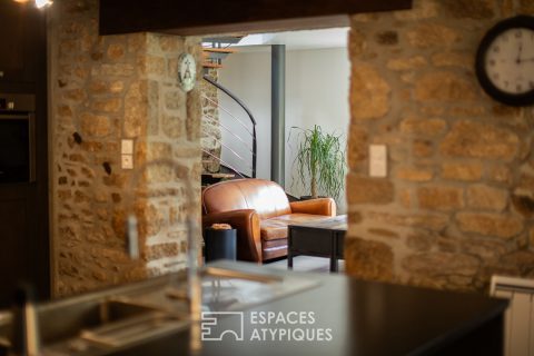 En bord de rivière, maison de caractère en pierre au milieu de la nature