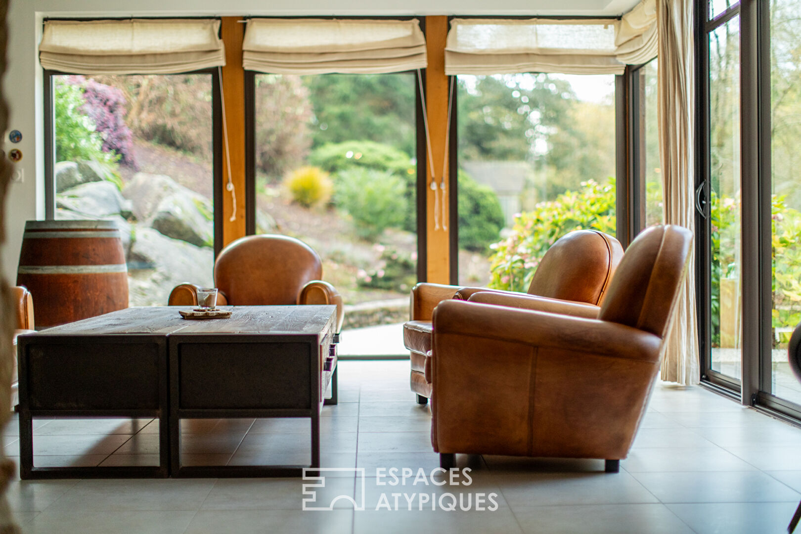 En bord de rivière, maison de caractère en pierre au milieu de la nature