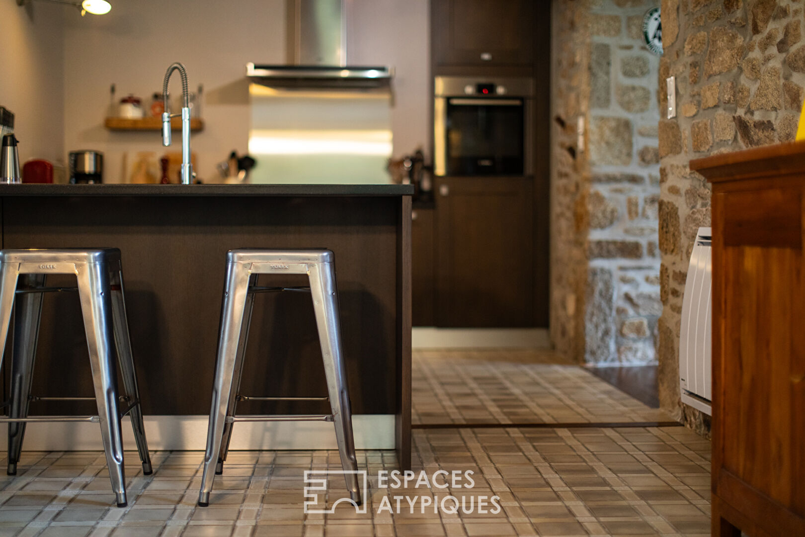 En bord de rivière, maison de caractère en pierre au milieu de la nature