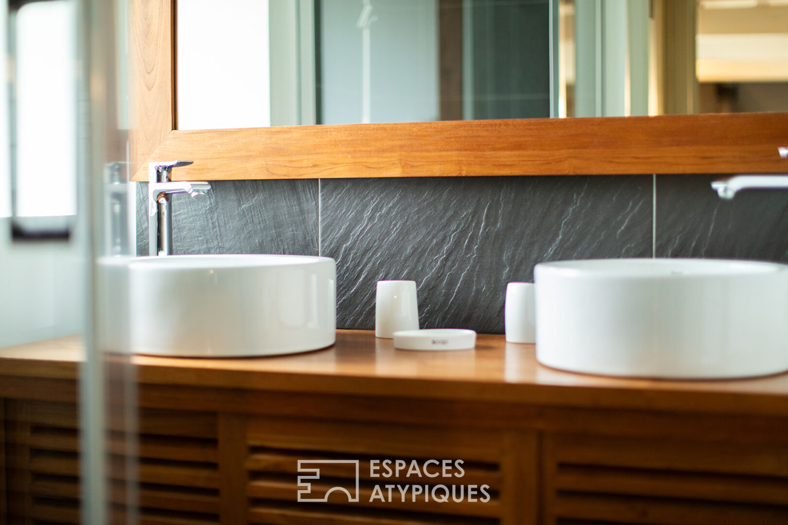 En bord de rivière, maison de caractère en pierre au milieu de la nature