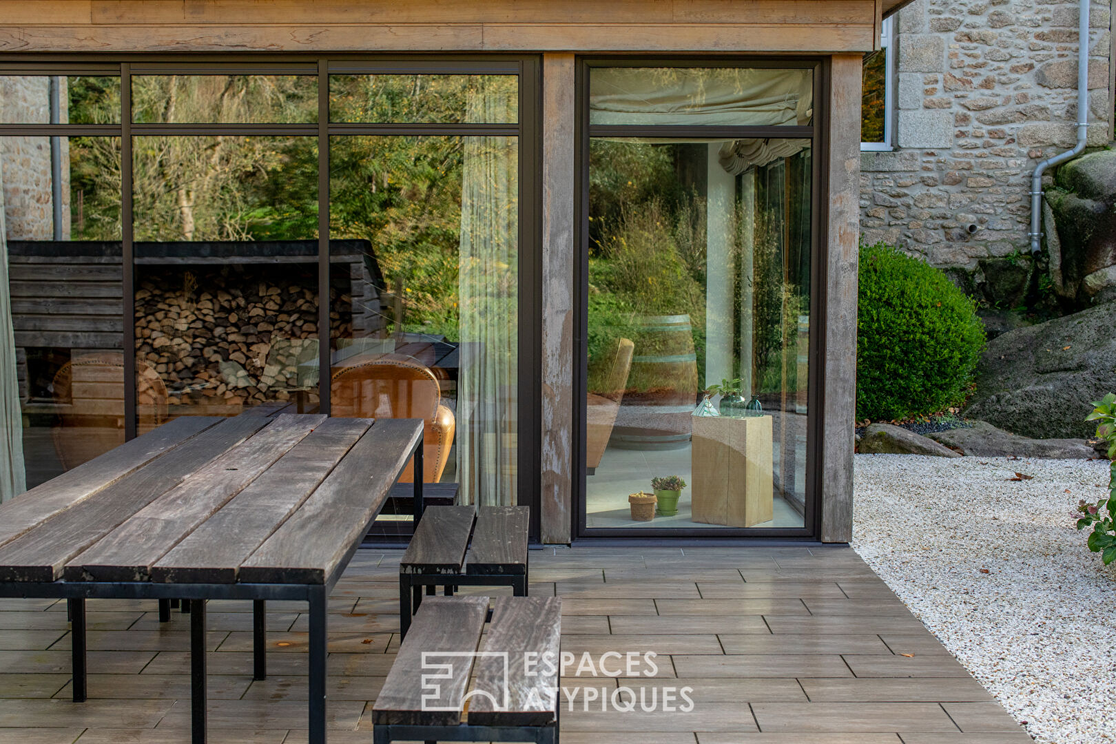 En bord de rivière, maison de caractère en pierre au milieu de la nature