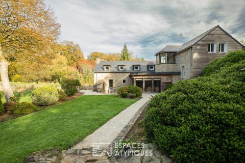 En bord de rivière, maison de caractère en pierre au milieu de la nature