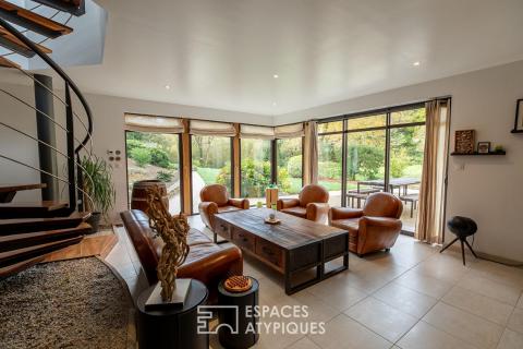 En bord de rivière, maison de caractère en pierre au milieu de la nature