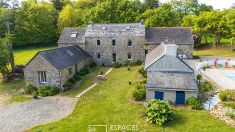 Corps de ferme authentique avec piscine dans son cadre  champêtre