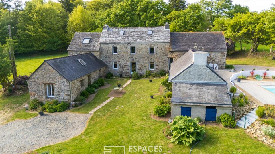 Corps de ferme authentique avec piscine dans son cadre  champêtre