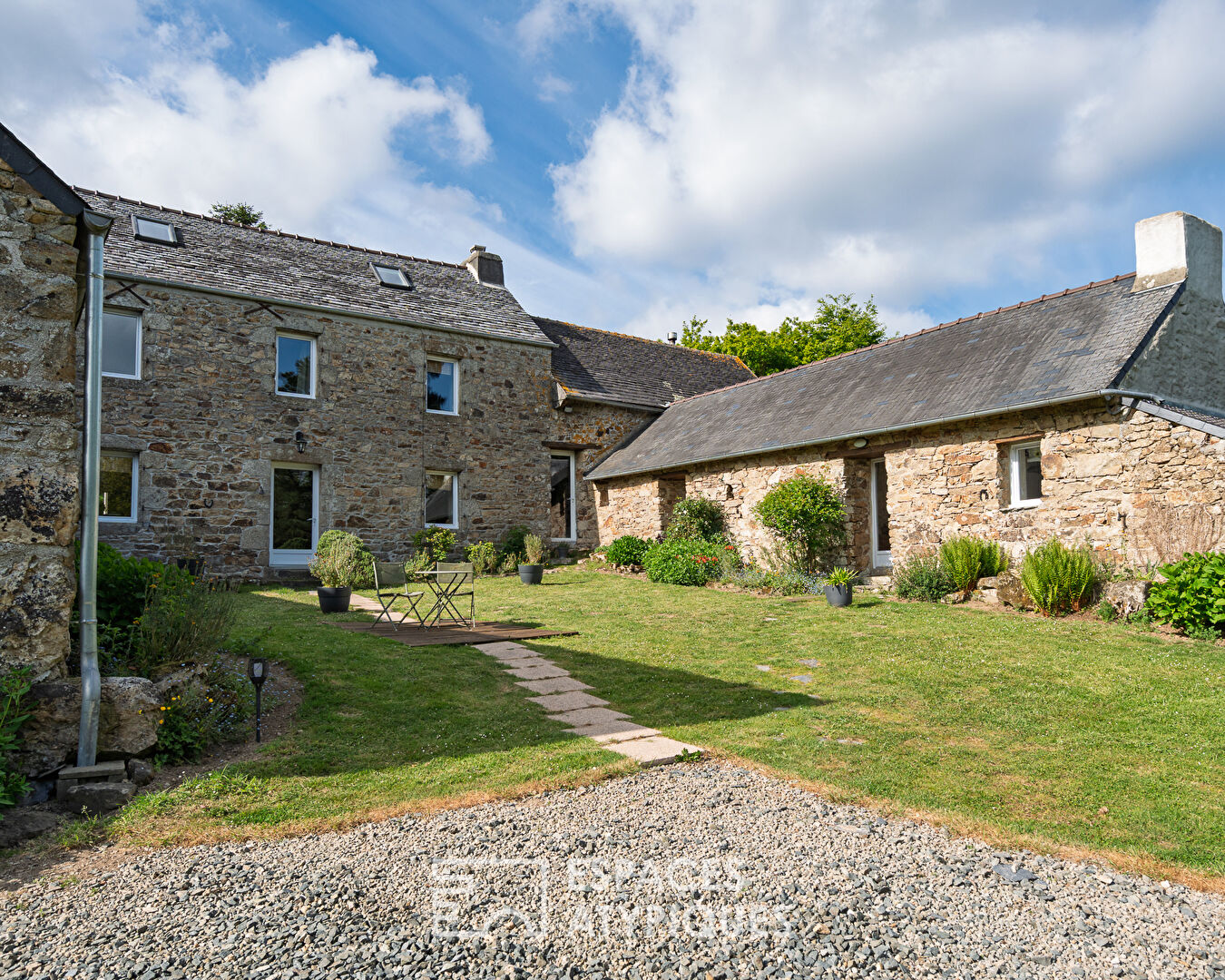 Demeure authentique avec piscine dans son cadre  champêtre
