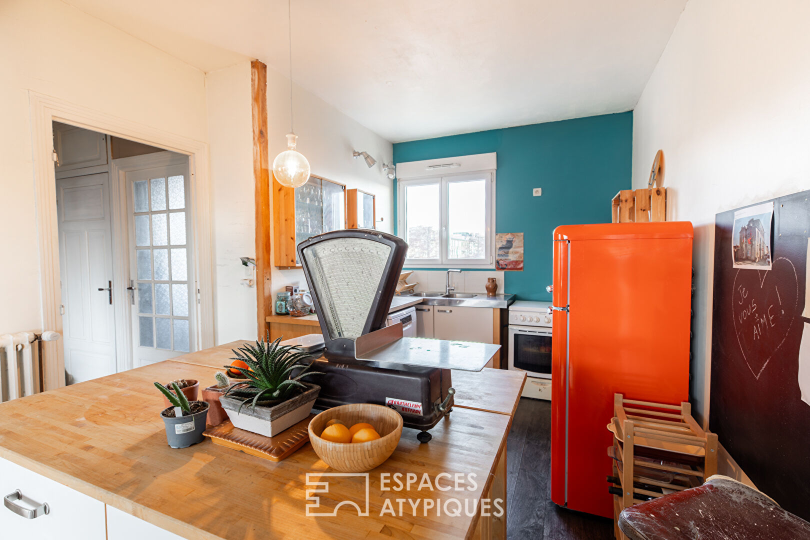 Duplex inspirant avec cheminée et jardin partagé