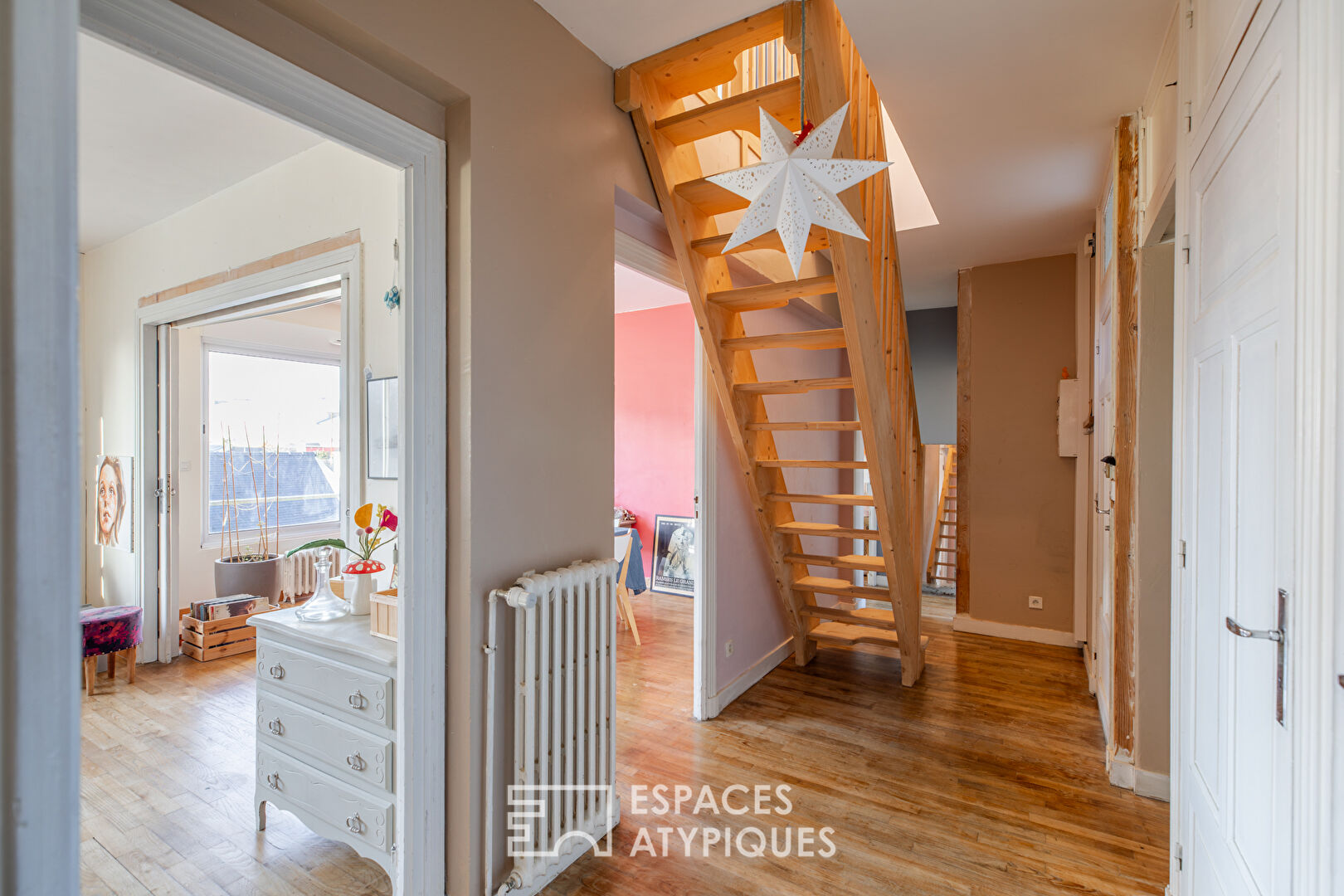 Duplex inspirant avec cheminée et jardin partagé