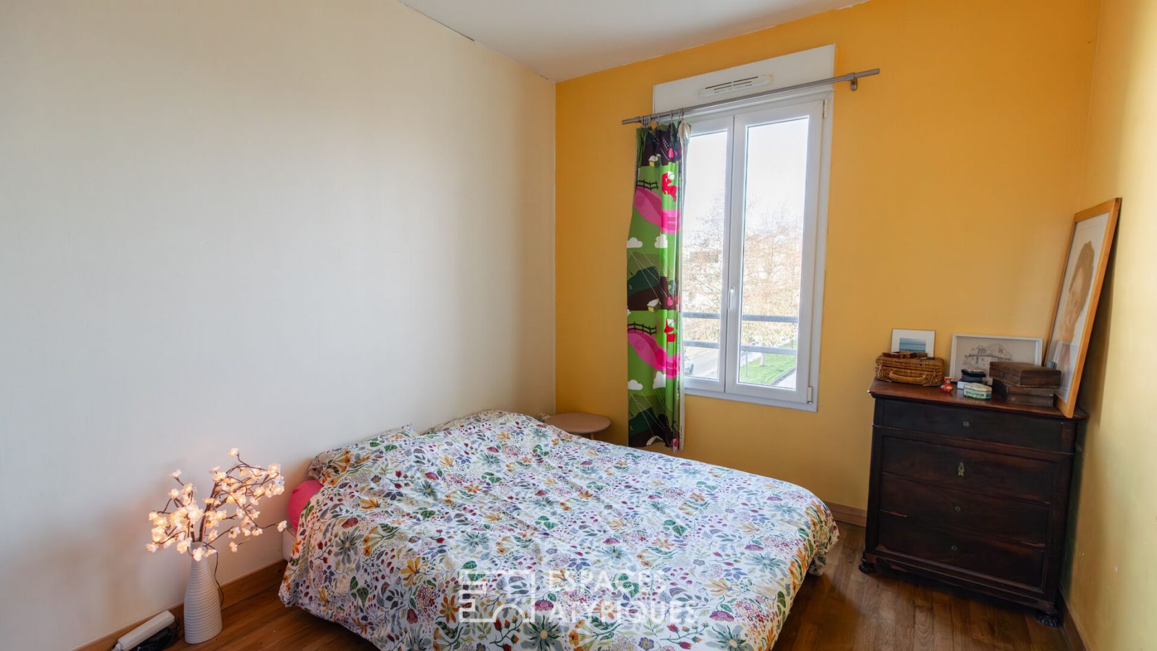 Duplex inspirant avec cheminée et jardin partagé