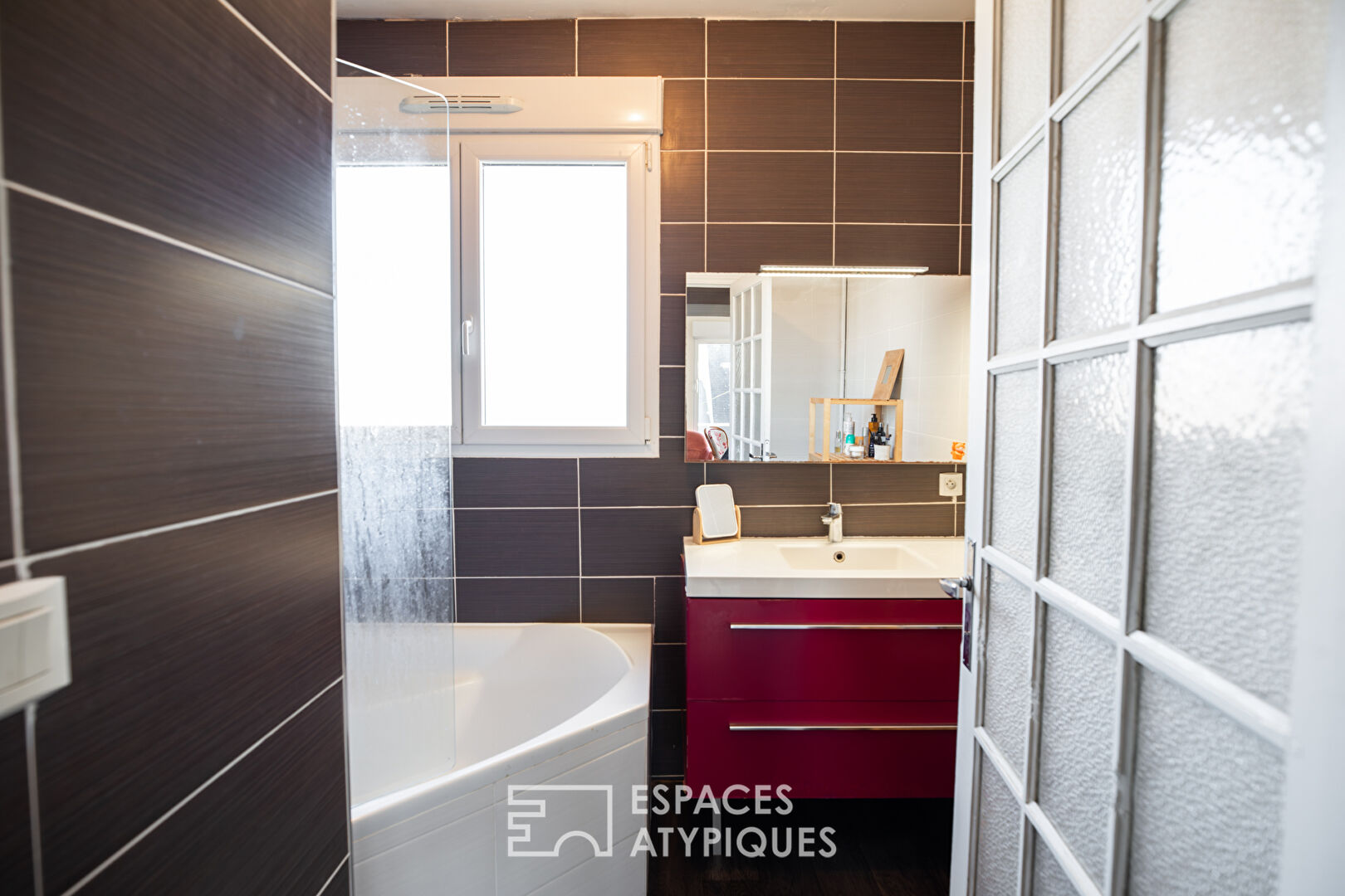 Duplex inspirant avec cheminée et jardin partagé