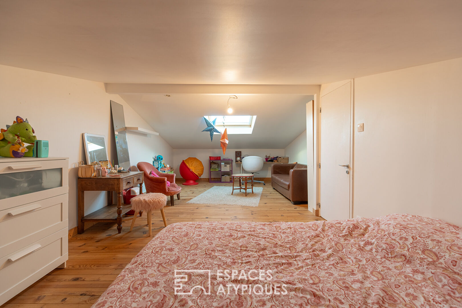 Duplex inspirant avec cheminée et jardin partagé