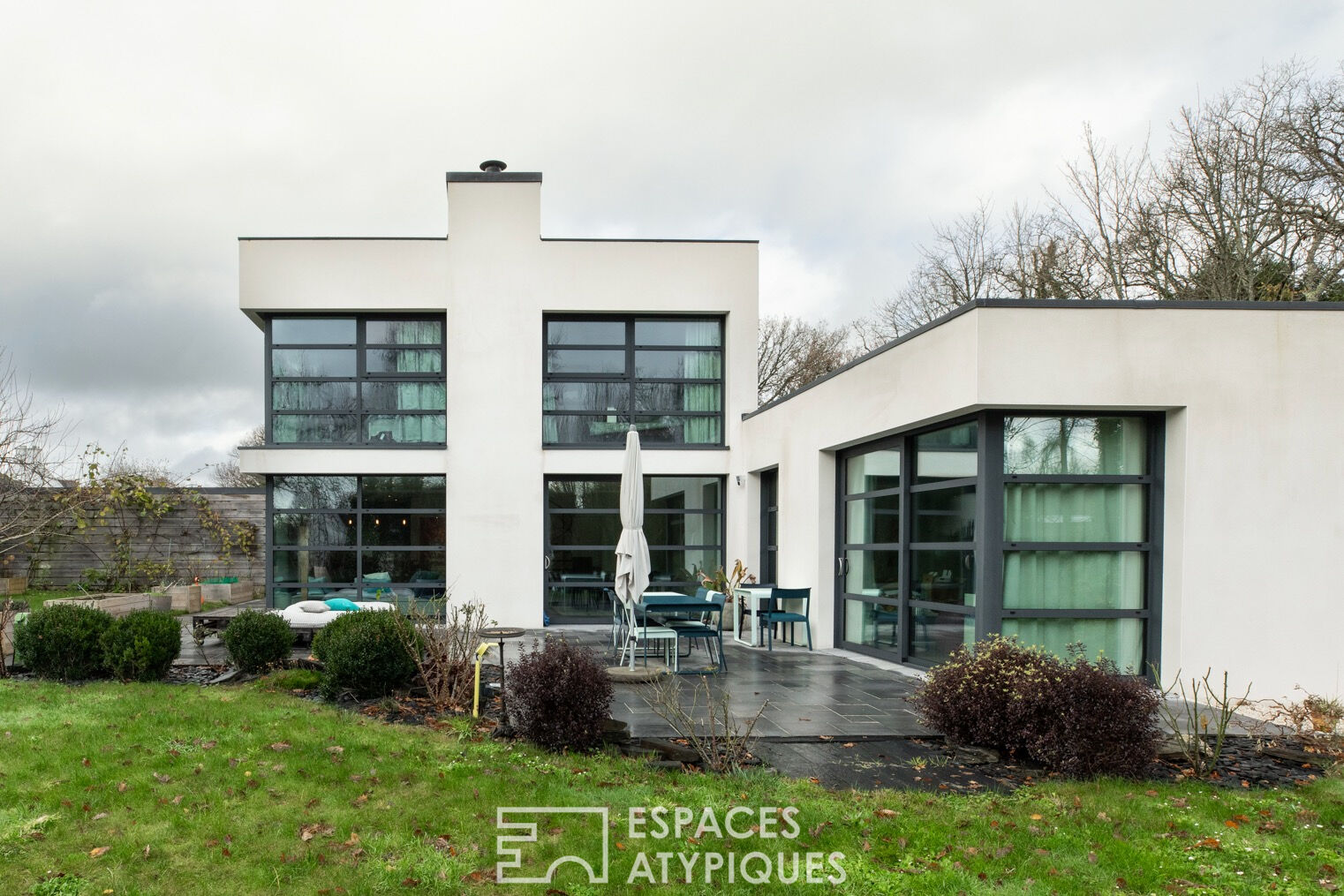 Lumière, design et nature : une création d’architecte atypique