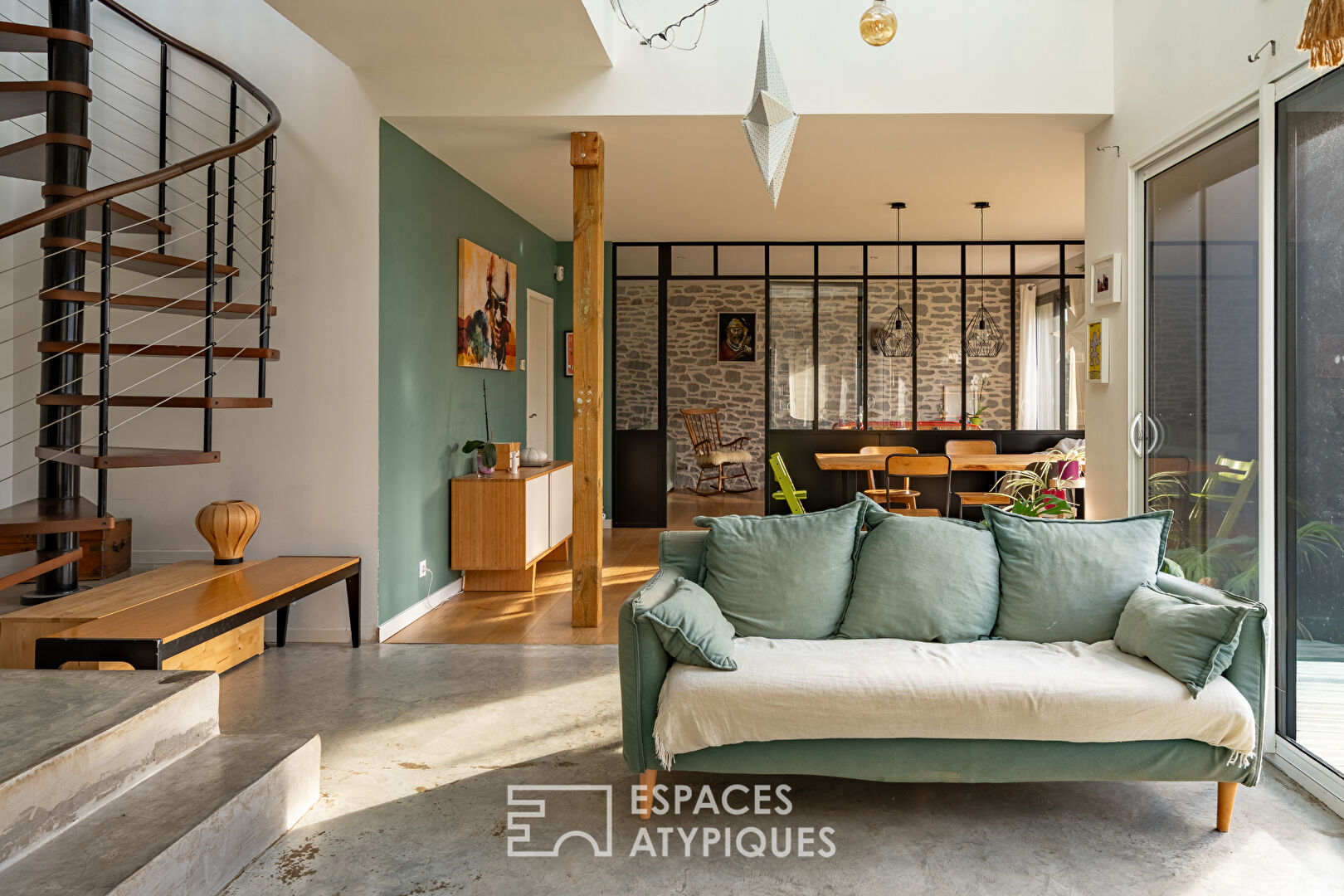 Maison contemporaine avec vue dégagée sur la rivière et la vallée