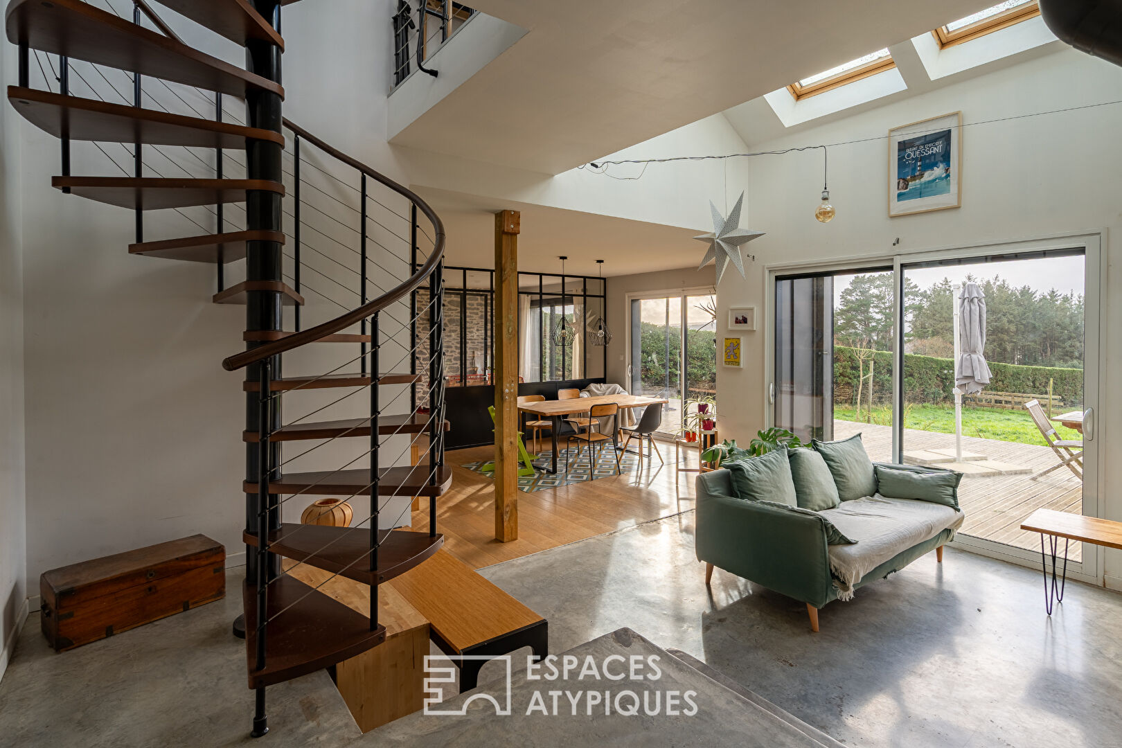 Maison contemporaine avec vue dégagée sur la rivière et la vallée