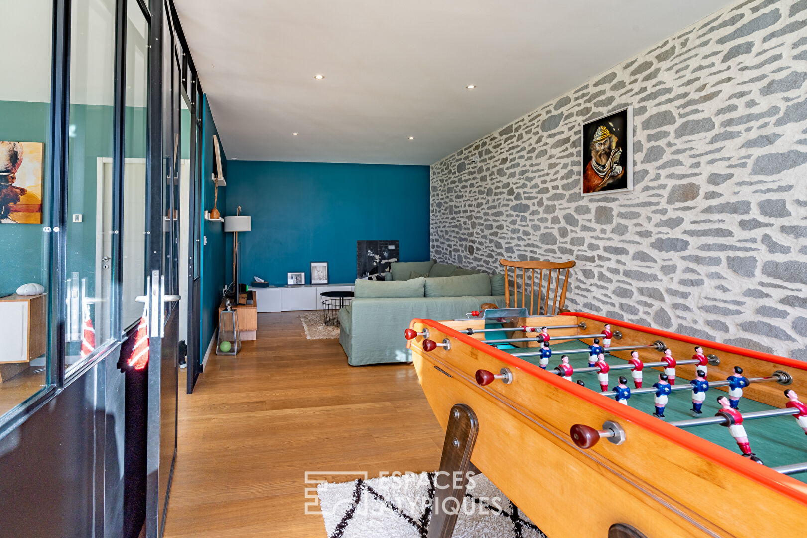 Maison contemporaine avec vue dégagée sur la rivière et la vallée