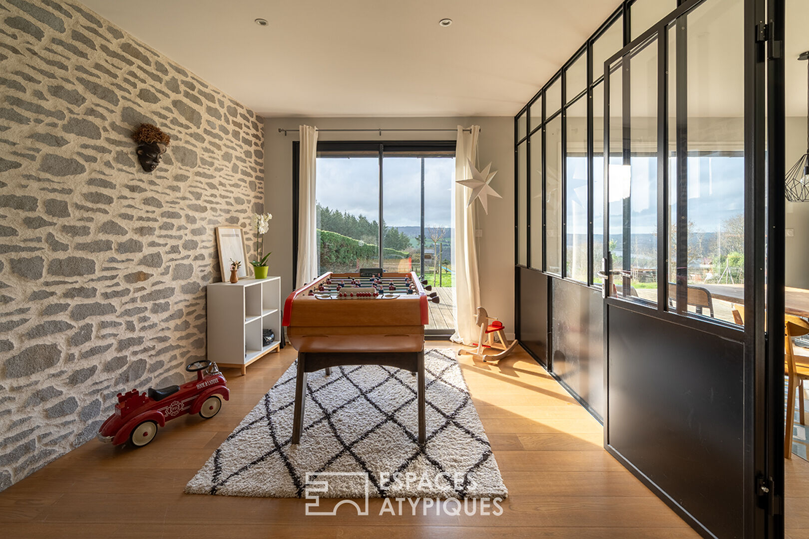 Maison contemporaine avec vue dégagée sur la rivière et la vallée