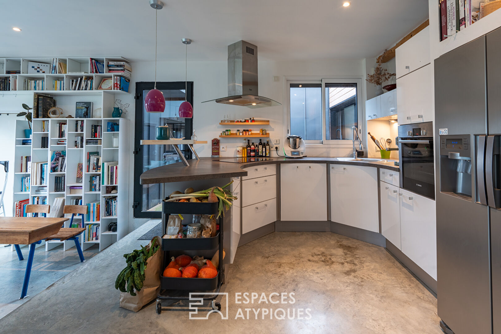 Maison contemporaine avec vue dégagée sur la rivière et la vallée