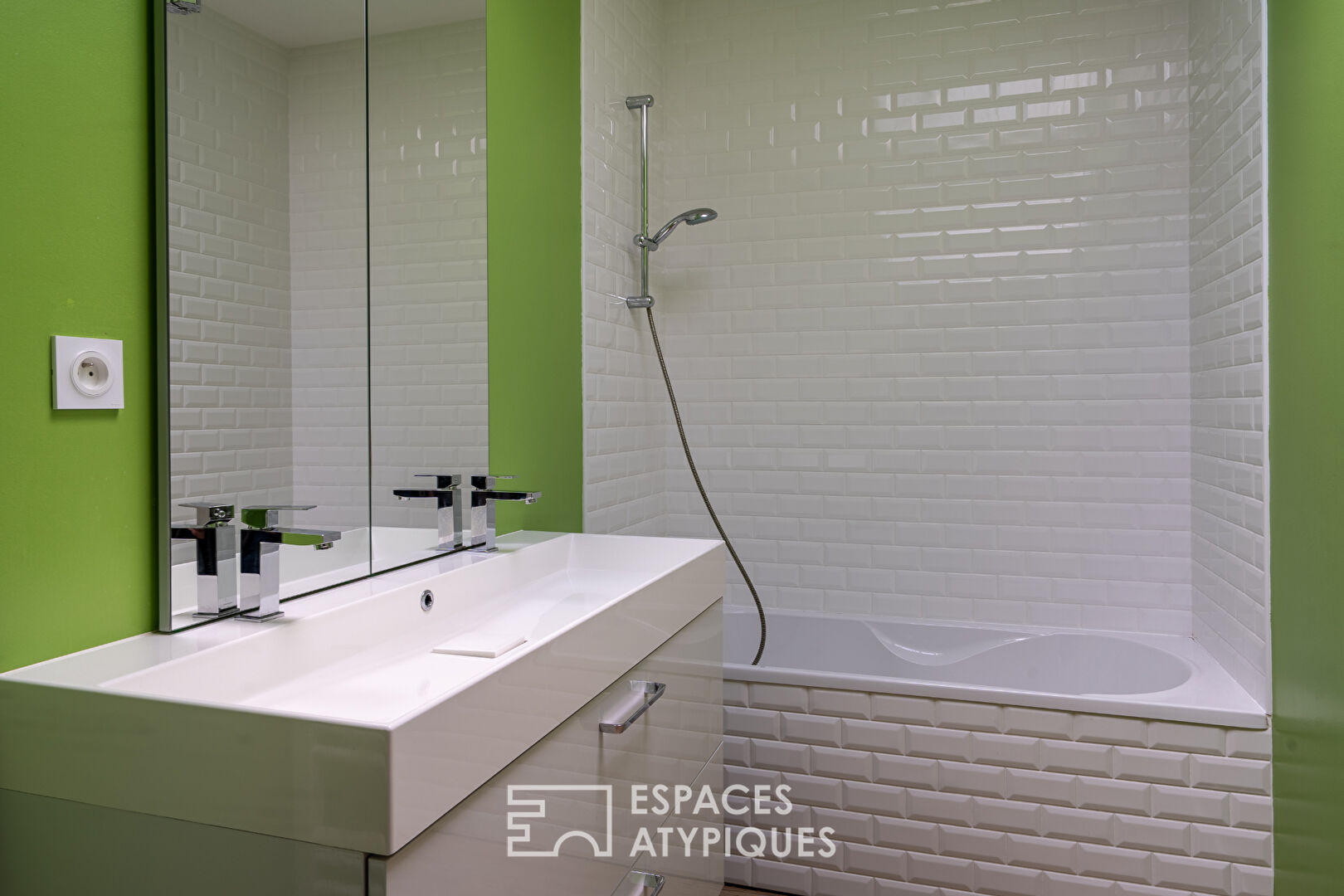 Maison contemporaine avec vue dégagée sur la rivière et la vallée