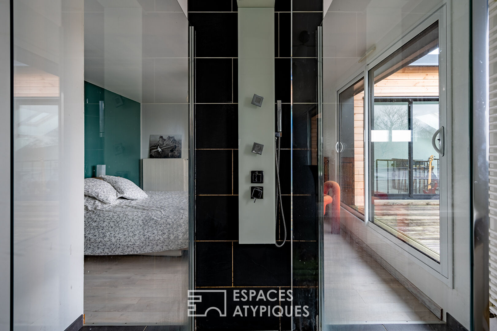 Maison contemporaine avec vue dégagée sur la rivière et la vallée