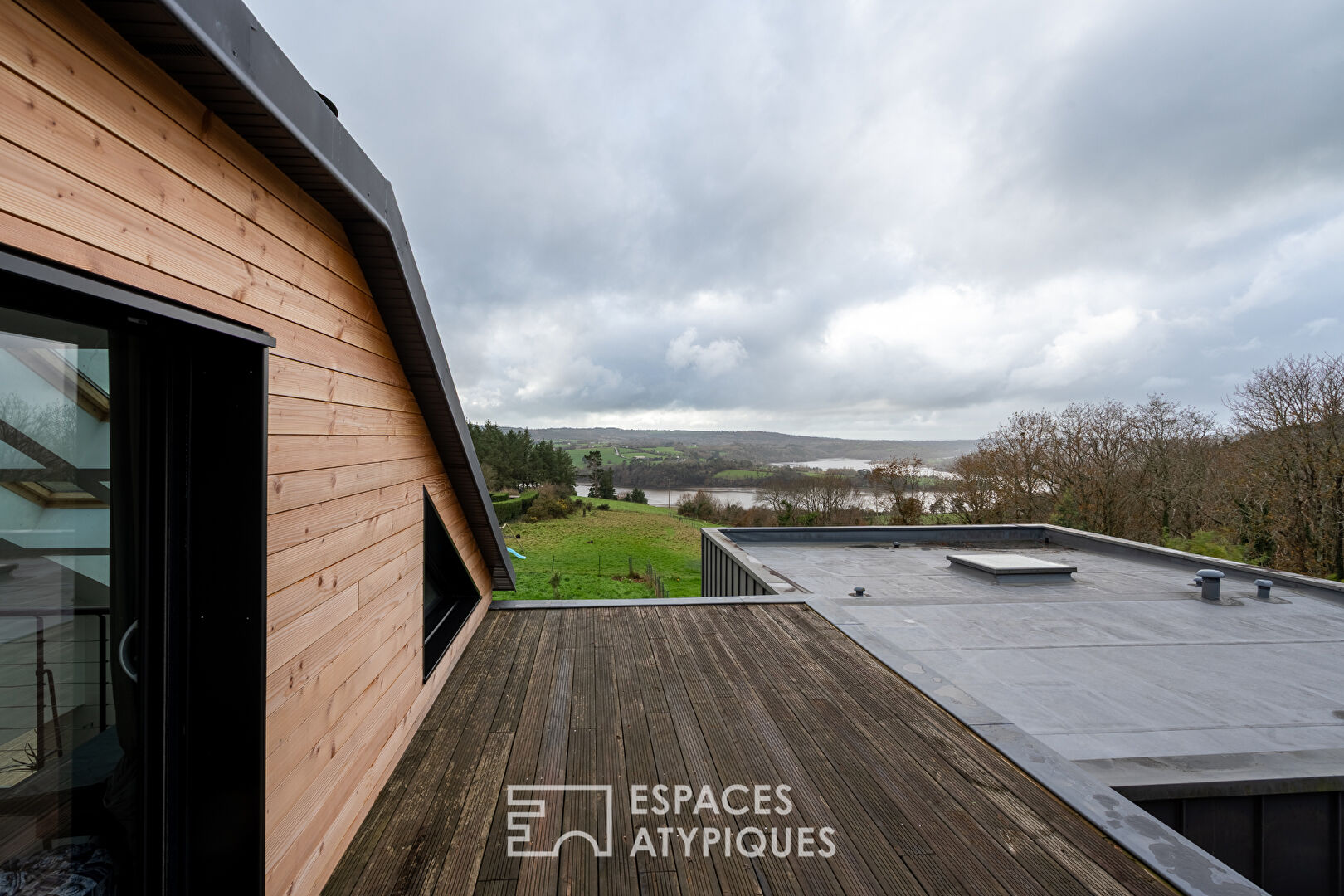 Maison contemporaine avec vue dégagée sur la rivière et la vallée