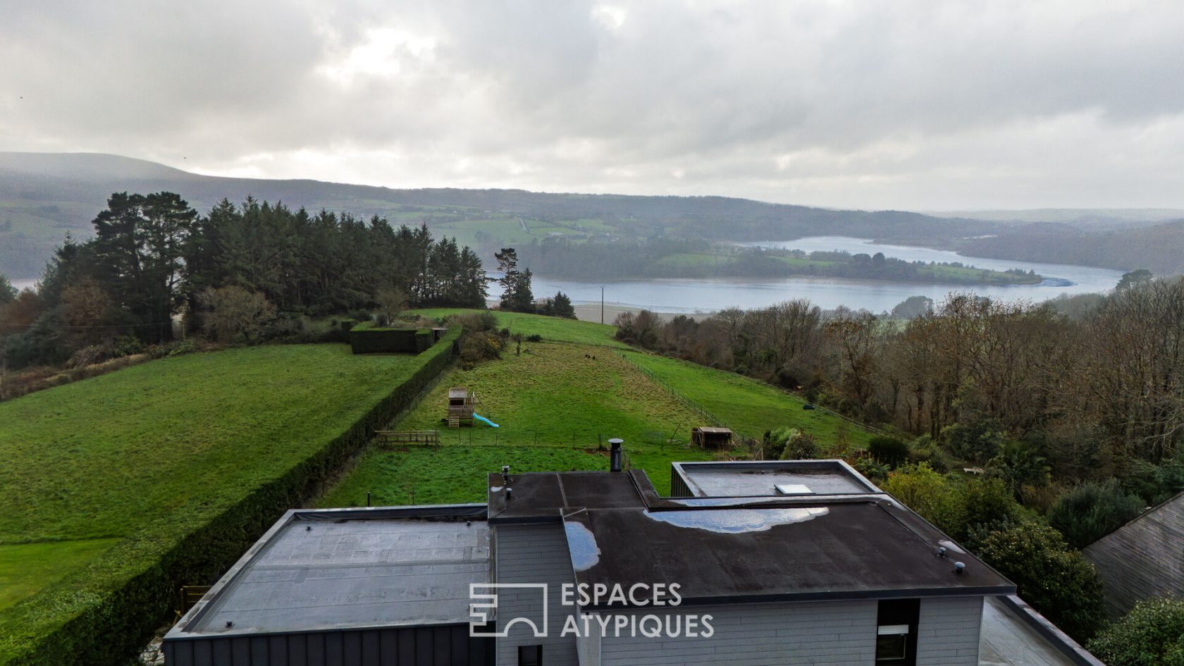 Maison contemporaine avec vue dégagée sur la rivière et la vallée