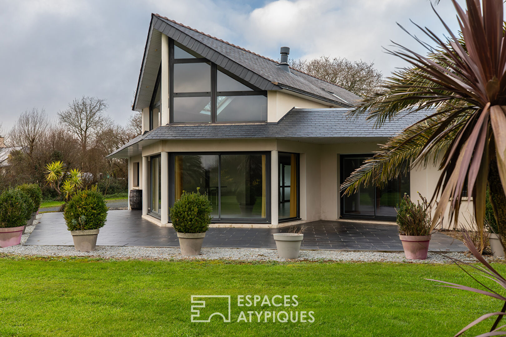 Architecture contemporaine et jardin paysager