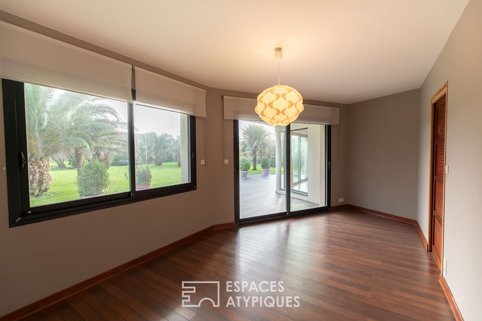 Architecture contemporaine et jardin paysager