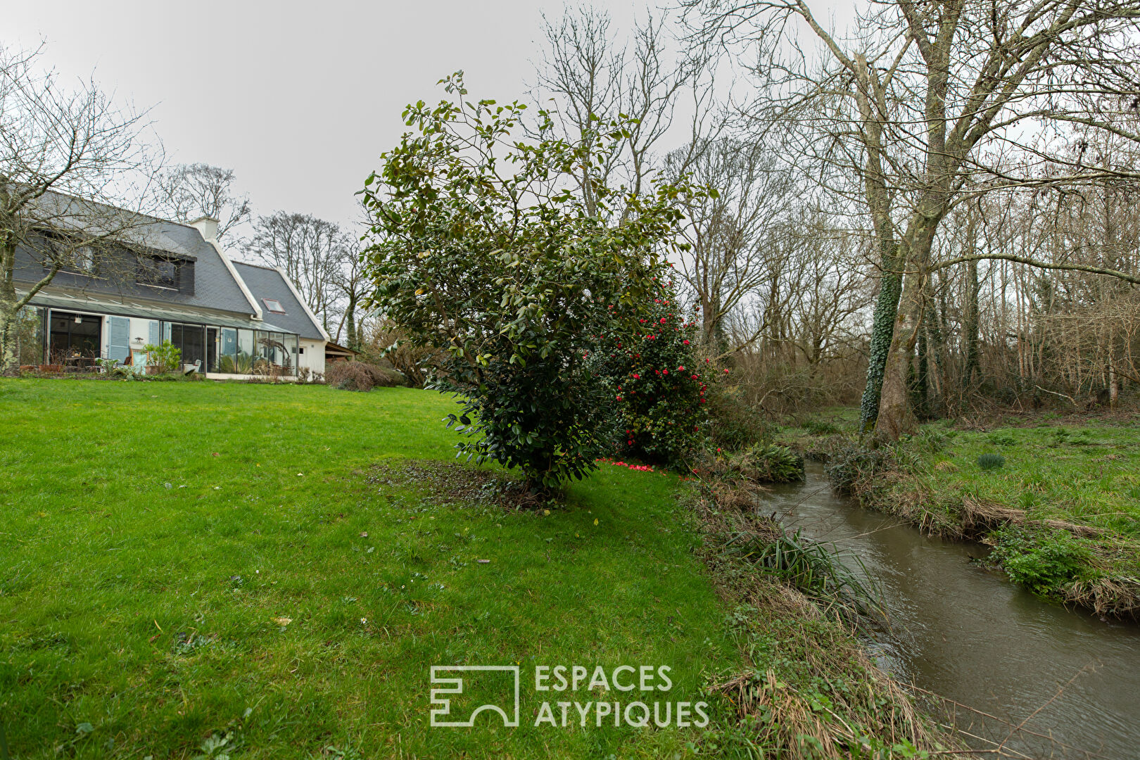 Maison familiale avec jardin d&rsquo;hiver et jardin arboré